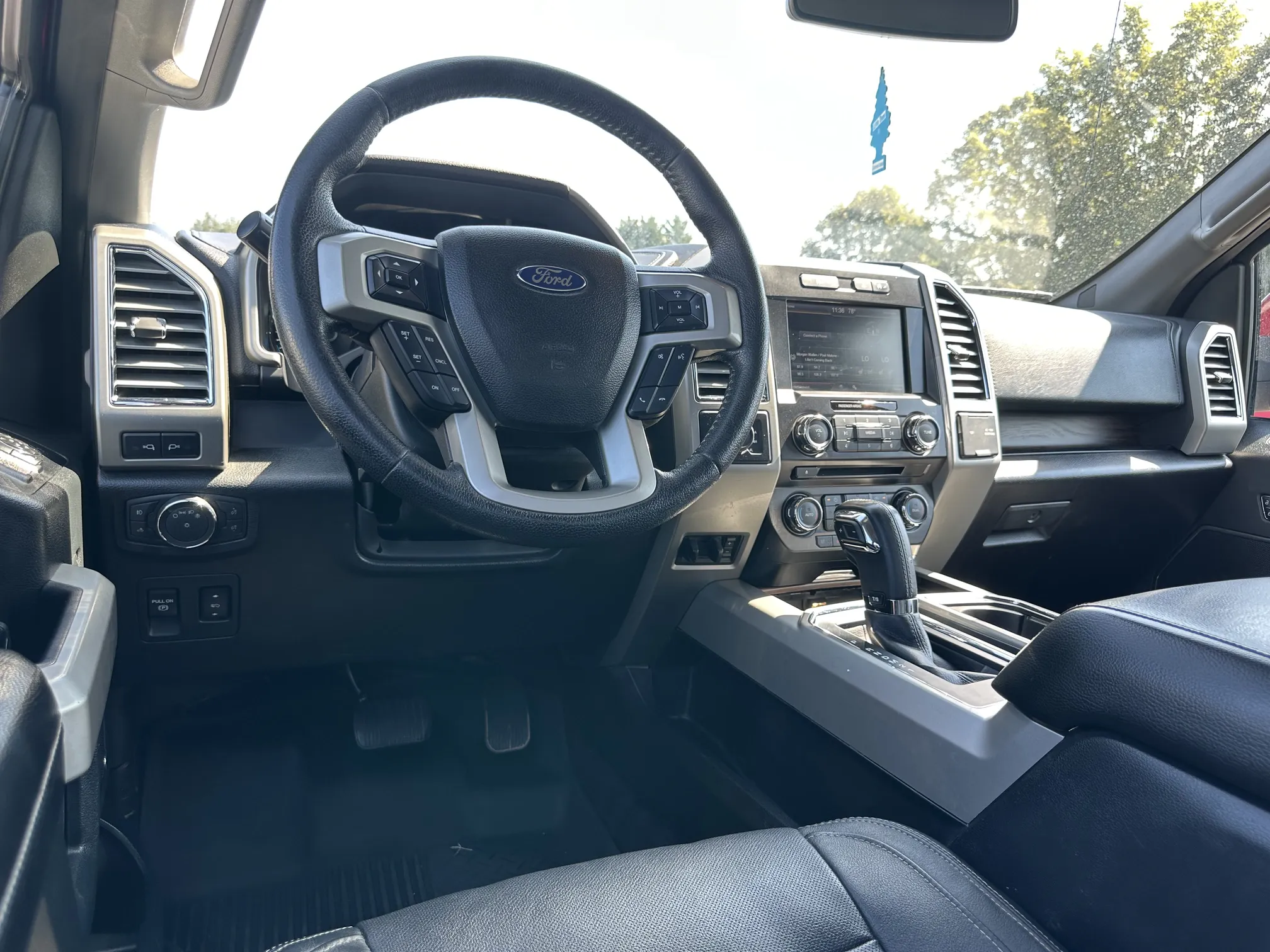 2015 Ford F-150 Lariat - Red