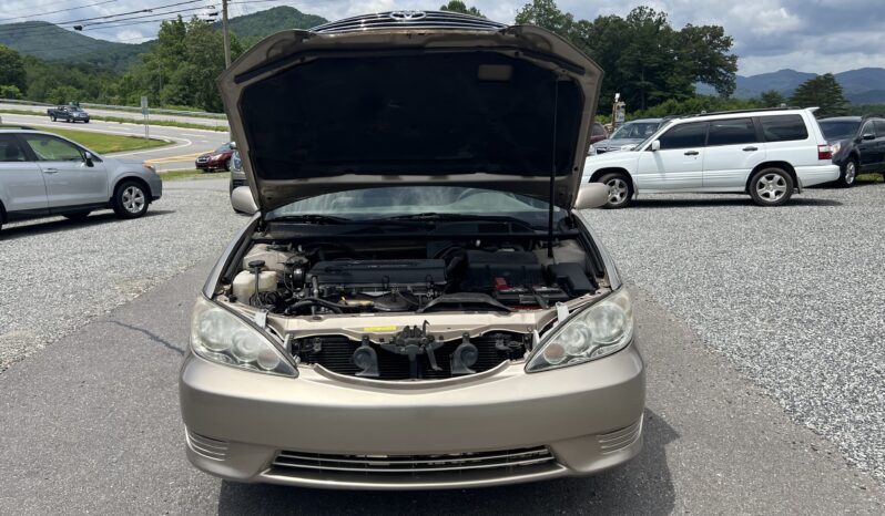 
								2005 Toyota Camry / 121k full									
